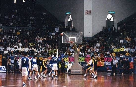 1993-1994 농구대잔치 때의 모습. 연합뉴스