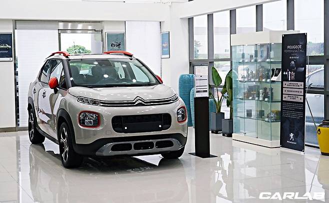 푸조렌터카 하우스 내부에 전시된 시트로엥 C5 에어크로스
