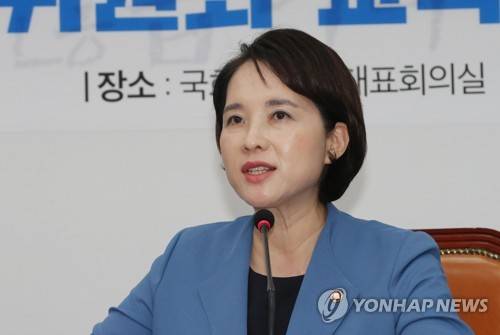 인사말하는 유은혜 (서울=연합뉴스) 하사헌 기자 = 유은혜 사회부총리 겸 교육부 장관이 26일 오전 국회에서 열린 더불어민주당 교육공정성강화특별위원회-교육부 연석회의에서 인사말을 하고 있다. 2019.9.26 toadboy@yna.co.kr