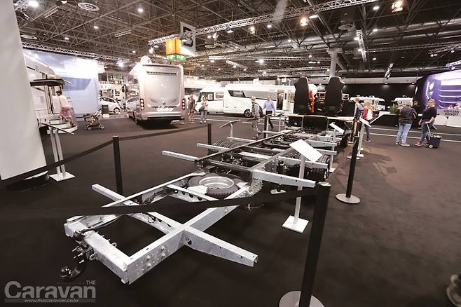 CLASS A 타입 버스 + AL-KO 로우 섀시