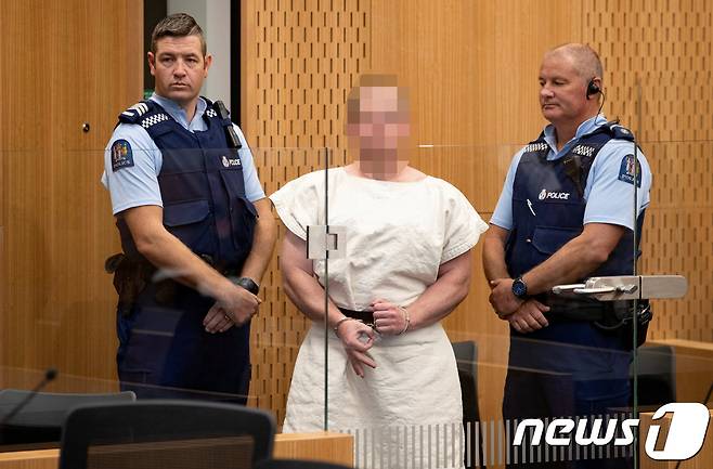 법정에서 OK 손동작을 하고 있는 미 뉴질랜드 크라이스트처치시 총격범 브렌트 태런트. 백인 우월주의자인 그는 이슬람 사원 2곳에서 무차별 총기난사를 해 51명을 살해했다. © 로이터=뉴스1
