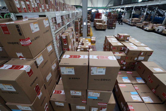 오후 인천 중구 인천세관 특송물류센터에서 직원들이 해외 직구로 수입된 물품을 분류하고 있다. / 사진제공=뉴스1