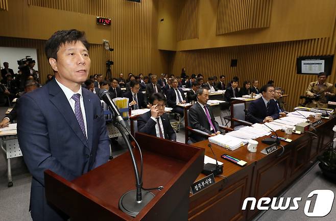 김태호 서울교통공사 사장이 2018년 10월22일 오전 중구 서울시청에서 열린 국회 국토교통위원회의 서울시에 대한 국정감사에 출석해 의원 질의에 답하고 있다. 2018.10.22/뉴스1 © News1 박세연 기자