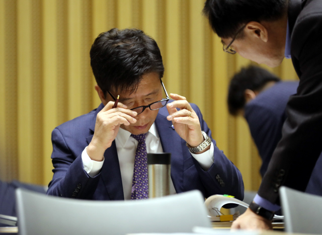 김태호 서울교통공사 사장이 지난해 10월18일 서울 중구 서울시청에서 열린 국회 국토교통위원회의 서울시 국정감사 시작에 앞서 답변자료를 검토하고 있다. 강창광 기자 chang@hani.co.kr