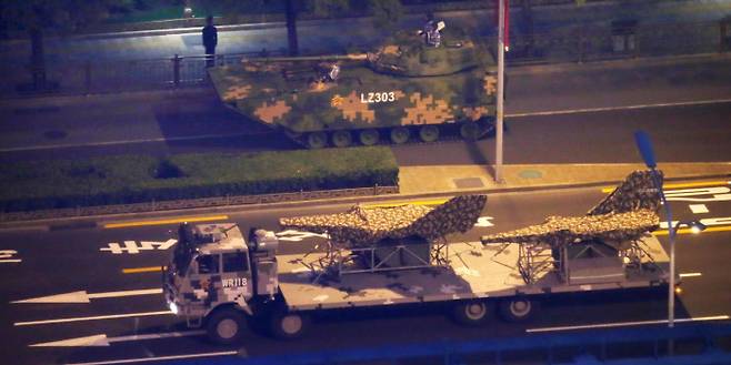 9월 14일 중국 인민해방군 차량이 베이징 시내에서 위장막으로 덮은 드론을 운반하고 있다. 해외 언론들은 10월 1일 신중국 건국 70주년 기념 퍼레이드에 우젠-8 초음속 무인정찰기를 선보일 것으로 예상했다.  베이징 | 로이터연합뉴스