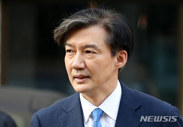 【서울=뉴시스】이영환 기자 = 조국 법무부 장관이 30일 오전 서울 서초구 방배동 자택을 나서고 있다. 2019.09.30. 20hwan@newsis.com