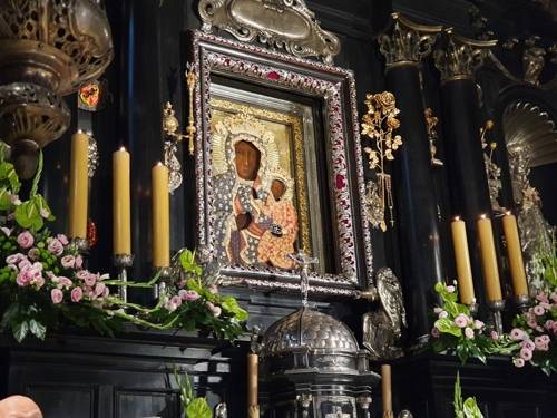 폴란드 야스고나라 '검은 성모' 성화 (쳉스토호바<폴란드>=연합뉴스) 양정우 기자 = 폴란드 중부 도시인 쳉스토호바에는 폴란드 최대 순례지로 꼽히는 야스고나라 수도원이 자리 잡고 있다. 언덕배기에 위치한 이 수도원 성당 중앙 제대 뒤로 매년 전 세계에서 500만명의 순례객을 불러모으는 '검은 성모(Black Madonna)' 성화가 있다. 2019.9.30 eddie@yna.co.kr (끝)