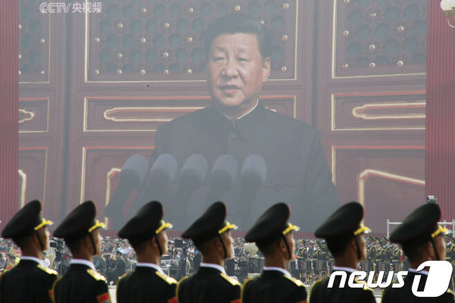 1일 CCTV에 방영되고 있는 시진핑 중국 국가주석의 연설 장면을 보고 있는 중국 군인들의 모습. © 로이터=뉴스1