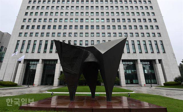 한 웹툰 작가가 지난달 30일 대검찰청에서 무급으로 만화를 의뢰했다고 폭로해 논란이 되고 있다. 대검찰청 측은 예산이 편성되면 비용을 지불할 계획이었다는 취지로 해명했다. 사진은 대검찰청 전경. 서재훈 기자