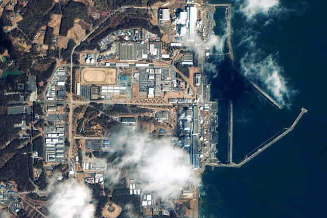 ▲ 후쿠시마 참사는 동북아 어느 곳에서도 재연될 수 있다. 그 대응방식 역시 반복될 수 있다. 국경을 초월한 역내 공동 감시기구 설립이 필요한 이유다. 참사 하루가 지난 2011년 3월 12일, 상공에서 촬영한 후쿠시마 원전 모습. ⓒAP=연합뉴스