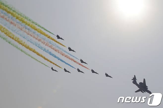 천안문 상공에서 중국 공군이 건국 70주년 열병식 축하 비행을 하고 있다. © 로이터=뉴스1 © News1 박형기 기자
