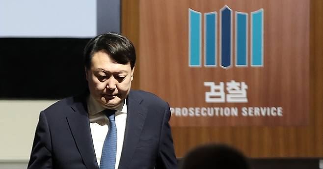 사진은 윤석열 검찰총장이 지난달 25일 인천 파라다이스시티 호텔에서 열린 29차 마약류퇴치국제협력회의(ADLOMICO) 개회식에서 개회사를 마치고 자리로 향하고 있는 모습. 2019.9.25 연합뉴스 사진은 윤석열 검찰총장이 지난달 25일 인천 파라다이스시티 호텔에서 열린 29차 마약류퇴치국제협력회의(ADLOMICO) 개회식에서 개회사를 마치고 자리로 향하고 있는 모습. 2019.9.25 연합뉴스