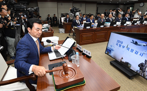 국회 국방위원장인 안규백 더불어민주당 의원이 지난 2일 서울 용산구 국방부에서 의사봉을 두드려 국방위의 국정감사 시작을 알리고고 있다. 뉴시스