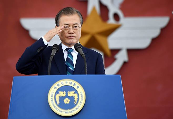 문재인 대통령이 1일 대구 공군기지에서 열린 국군의 날 행사에서 거수경례를 하고 있다. 2019. 10.1. 도준석 기자 pado@seoul.co.kr
