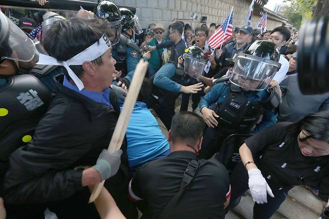 청와대 사랑채 인근에서 일부 보수단체 회원들이 각목을 휘두르며 경찰과 충돌하고 있다. 오종택 기자