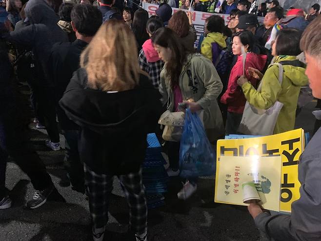 5일 밤 9시30분께 서초동 촛불집회가 끝난 이후 시민들이 현장에 떨어진 쓰레기들을 수거하고 있다. 이들은 다음 집회에도 참석하겠다고 밝혔다. [사진=박상현 기자]
