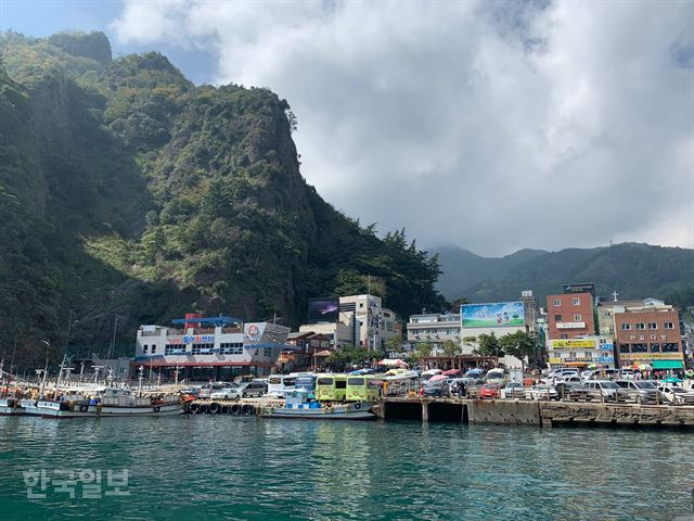 경북 울릉군 도동항 전경. 도동항 앞 만남의 광장은 관광버스와 렌트차량, 주민 차량 등으로 뒤엉켜 혼잡한 모습을 보일 때가 많다. 김재현기자 k-jeahyun@hankookilbo.com