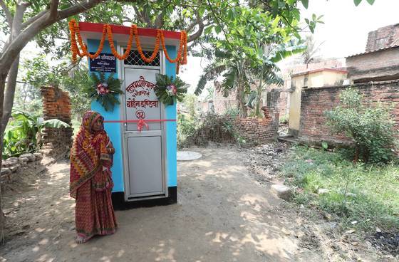지난해 8월 인도 비하르 지역의 사리사브 파히에서 한 여성이 집에 화장실을 지은 것을 축하하고 있다. [EPA=연합뉴스]