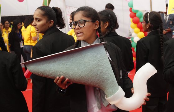 지난해 11월 19일 세계 화장실의 날을 맞아 인도 뉴델리에서 열린 기념 행사에서 소녀들이 변기를 들고 홍보 활동을 하고 있다.[EPA=연합뉴스]