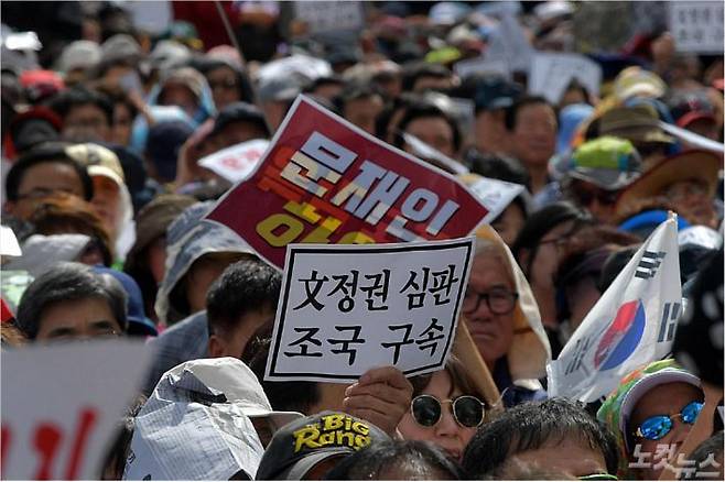 3일 서울 광화문광장에서 열린 문재인 정권을 규탄하고 조국 법무부 장관의 사퇴를 촉구하는 범보수단체 집회에서 참가자들이 피켓을 들고 있다. 박종민기자