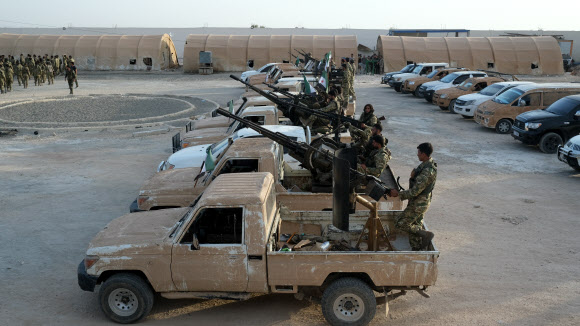 터키의 지원을 받는 시리아국민군이 쿠르드족 점령지역으로 이동하기 위해 무장한 차량에 탑승해 있다. EPA/연합뉴스
