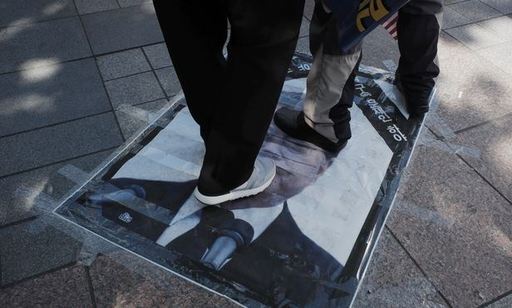 한글날인 9일 서울 광화문 일대에서 열린 보수단체 집회에서 참가자들이 문재인 대통령의 사진을 밟고 서 있다. 뉴시스