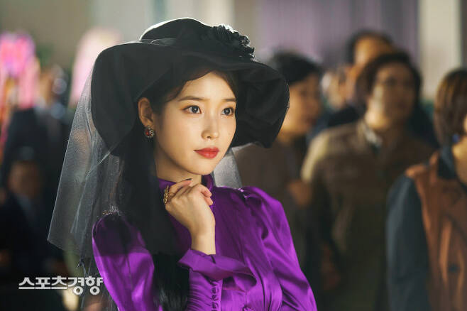 아이유가 가을에 어울리는 목소리를 가진 여자 연예인으로 압도적인 지지를 얻었다. tvN 제공