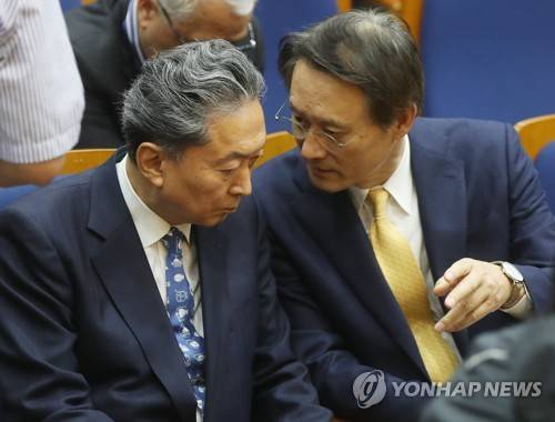 이수훈 전 주일대사와 대화하는 하토야마 일본 전 총리 (부산=연합뉴스) 김선호 기자 = 하토야마 유키오 일본 전 총리가 11일 '통일 한국의 미래와 평화 전략'이라는 주제로 강연하기 전 이수훈 전 일본대사와 대화를 나누고 있다. 2019.10.11 wink@yna.co.kr