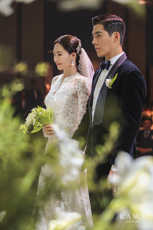 강남과 이상화는 12일 서울 광진구 워커힐 호텔에서 백년가약을 맺고 부부가 됐다. KAMA STUDIO 제공
