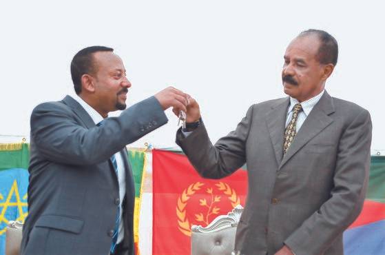 아비 아머드 알리 에티오피아 총리(왼쪽)가 지난해 7월 에티오피아 아디스아바바에서 이사이아스 아페웨르키 에리트레아 대통령과 함께 에리트레아 대사관 재개를 축하하고 있다. [EPA=연합뉴스]