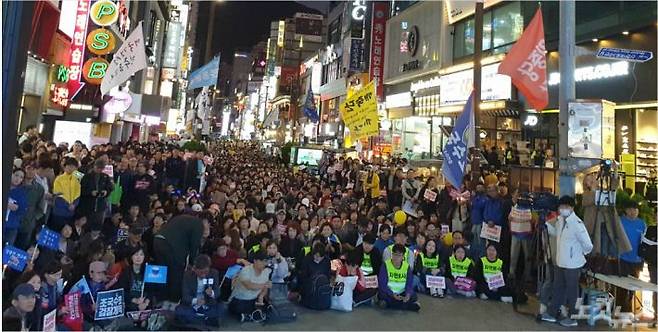12일 부산 부산진구 서면 변화에서 검찰개혁을 촉구하는 시민들의 촛불 집회가 열렸다<사진=부산CBS 강민정 기자>
