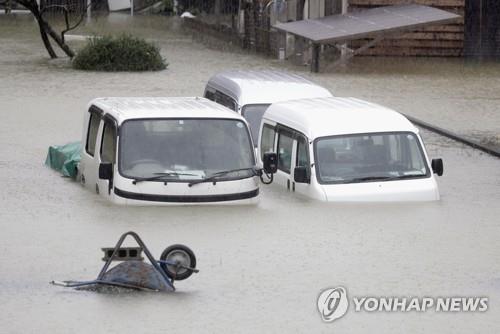 12일 태풍 '하기비스'로 일본 중부에 폭우가 내리면서 물에 잠긴 차량들[AP=연합뉴스]