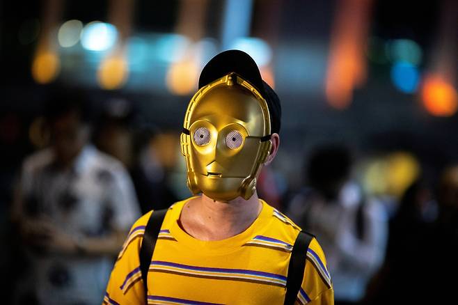 스타워즈 캐릭터 C-3PO 마스크를 쓴 시위대. [로이터=연합뉴스]