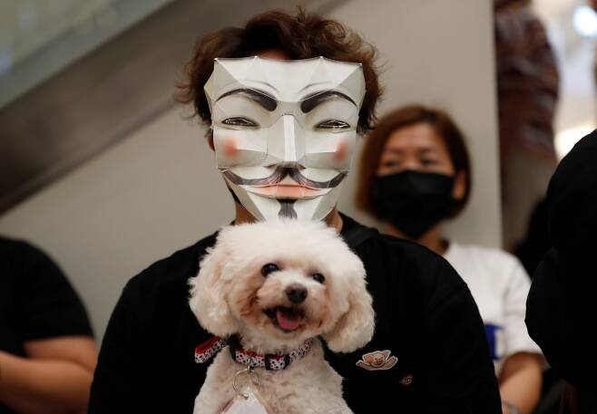 영화 브이 포 벤데타의 가이포크스 가면을 쓴 시위대. [로이터=언합뉴스]