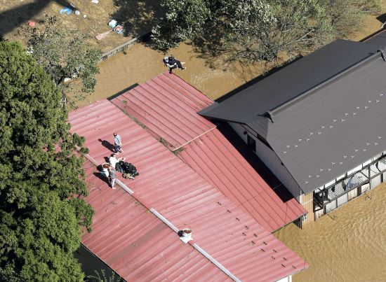 13일 태풍 '하기비스'가 몰고온 폭우 속에 침수된 일본 미야기현 마루모리에서 헬기가 출동해 지붕 위로 대피한 주민들을 구조하고 있다. 하기비스가 전날 저녁 일본 열도에 상륙, 폭우를 쏟아내며 이날 오전 11시30분 현재 10명이 사망하고 16명이 행방불명된 것으로 전해졌다. 사진=AP연합뉴스
