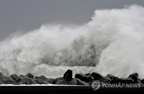 태풍 하기비스 일 강타…해안가 덮치는 파도 (시즈오카 교도=연합뉴스) 12일 제19호 태풍 하비기스가 일본에 접근하고 있는 가운데 일본 시즈오카(靜岡)시 해안가에 큰 파도가 부딪치고 있다. 2019.10.12 bkkim@yna.co.kr