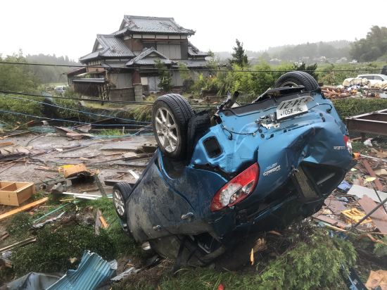 13일 일본 도쿄 인근 지바현에서 태풍 '하기비스'가 몰고 온 돌풍으로 승용차 한 대가 뒤집혀 있다. 연합뉴스