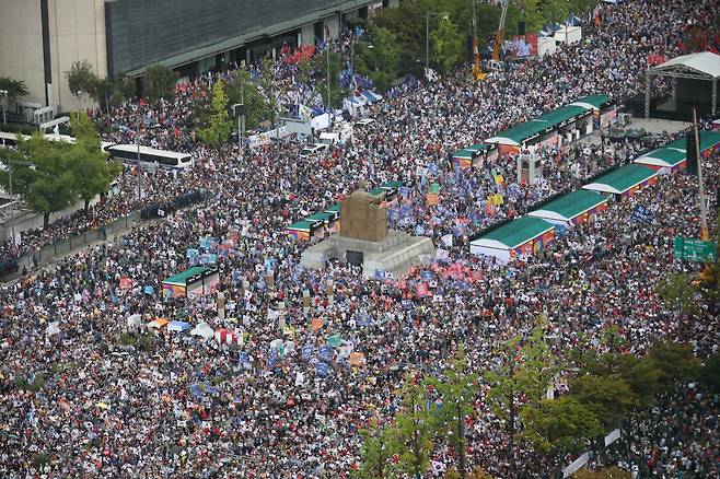 지난 3일 오후 서울 정부서울청사에서 바라본 광화문광장 주변이 자유한국당 관계자와 범보수단체 등이 각각 개최한 집회로 시민들이 가득 차 있다. [연합]