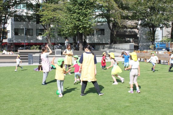 일본 도쿄 도시마구 미나미공원에서 어린이집 아동들이 풀밭에서 뛰어놀고 있다. 과거 노숙자들이 기거했던 이 공원은 지난 2016년 리모델링되면서 분위기가 바뀌었다. 사진=조은효 특파원