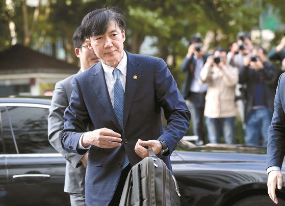 14일 조국 전 법무부 장관이 사의를 밝힌 뒤 서울 방배동 자택으로 들어가고 있다. [연합뉴스]