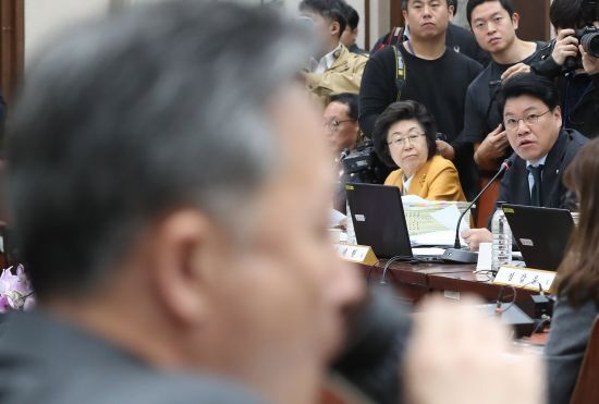 장제원 자유한국당 의원이 지난 14일 서울고법에서 열린 국회 법제사법위원회 국정감사에서 발언하고 있다. 연합뉴스