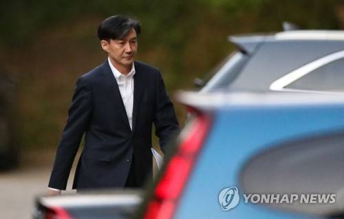 자택 나서는 조국 (서울=연합뉴스) 류효림 기자 = 전격적으로 사의를 밝힌 조국 법무부 장관이 14일 오후 방배동 자택을 나서고 있다. 2019.10.14 ryousanta@yna.co.kr