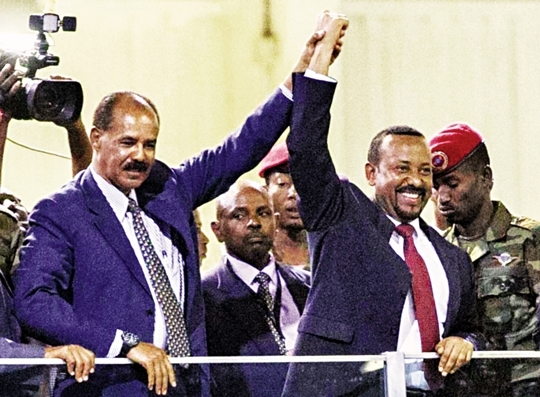 아비 아머드 에티오피아 총리(오른쪽)가 지난해 7월 수도 아디스아바바에서 열린 전쟁 종식 축하 콘서트에서 이사이아스 아페웨르키 에리트레아 대통령의 손을 잡고 군중에 화답하고 있다. AP연합뉴스