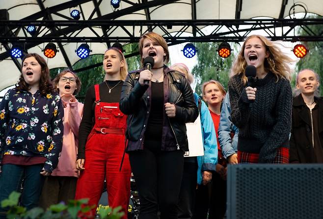 스웨덴 청소년 환경운동가 이사벨 악셀슨(왼쪽에서 세번째)이 '기후 파업 시위'에 참석해 구호를 외치고 있다. ⓒMoa Karlberg