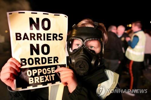 아일랜드 국경 지역에서 16일 열린 브렉시트 반대 시위 [AFP=연합뉴스]