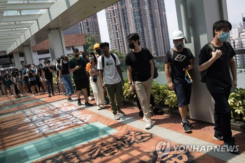 마스크를 쓴 홍콩 시위대 [EPA=연합뉴스 자료사진]