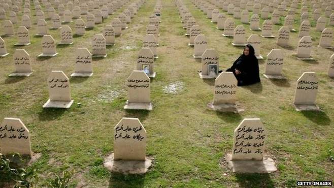 사담 후세인 정권의 화학무기 공격으로 학살당한 쿠르드족들이 묻혀 있는 이라크 북부 할라브자의 묘지. 사진 GETTY IMAGES