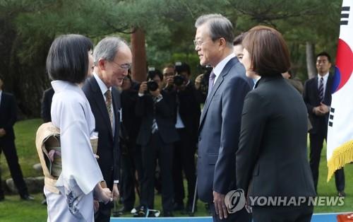 주한일본대사 내외와 인사 나누는 문 대통령 (서울=연합뉴스) 한상균 기자 = 문재인 대통령이 18일 오후 청와대 녹지원에서 열린 주한외교단 초청 리셉션에서 나가미네 야스마사 주한일본대사(왼쪽 두번째)와 인사하고 있다.xyz@yna.co.kr