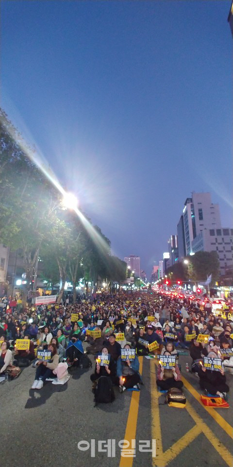 19일 서울 서초역 인근에서 열린 ‘시민참여문화제’를 찾은 참가자들이 구호를 외치고 있다. (사진= 박기주 기자)
