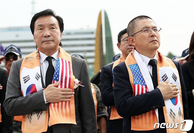 자유한국당 황교안 대표(오른쪽)와 손학규 바른미래당 대표 © News1 오대일 기자